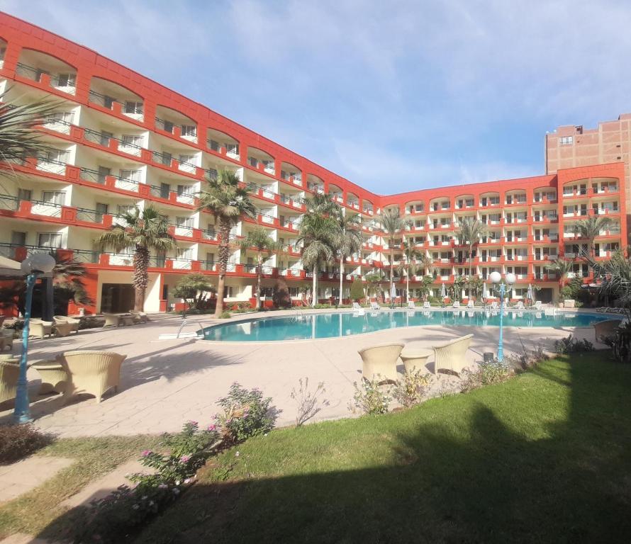 Boudl Grand Pyramids